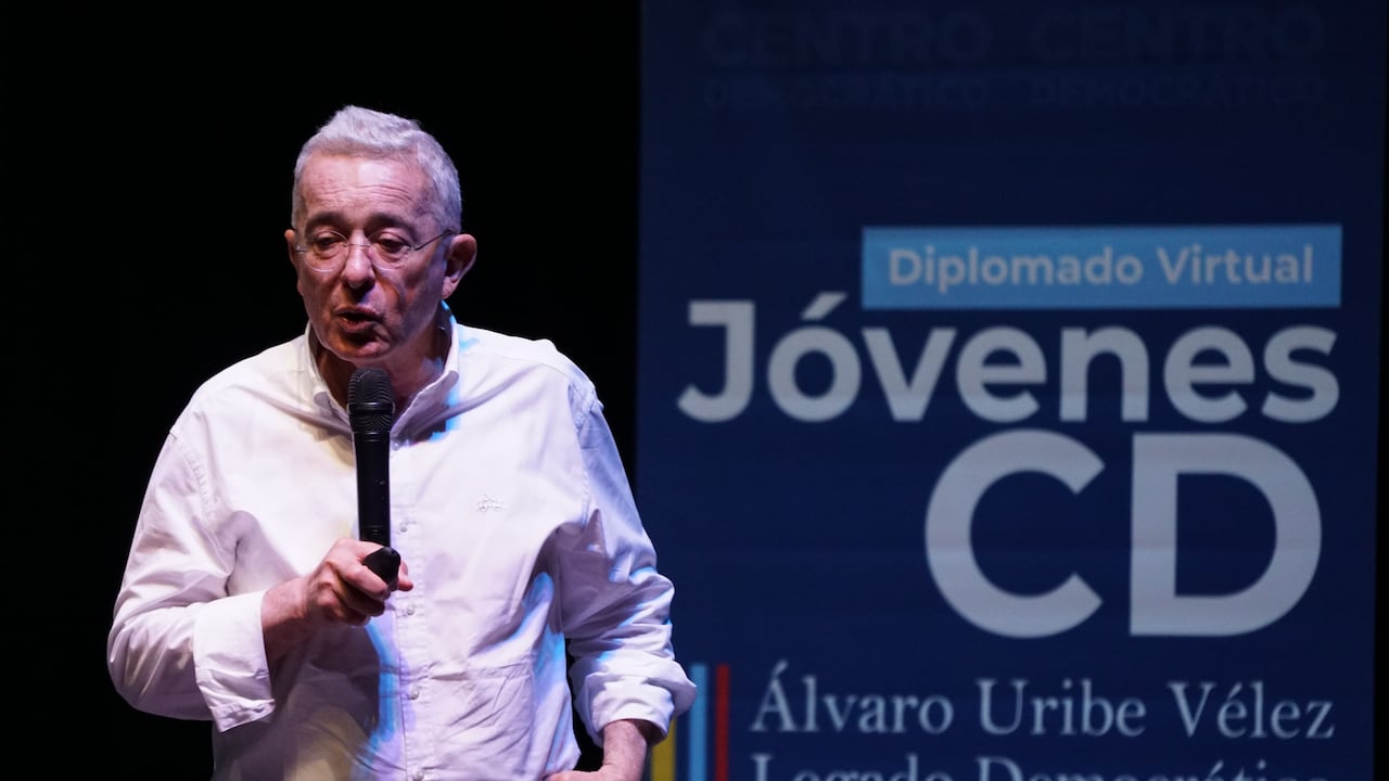 El expresidente Álvaro Uribe Vélez en el teatro Calima, en el Séptimo conversatorio del Segundo Diplomado Virtual de Jóvenes CD en Cali.