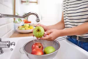 Se han establecido las recomendaciones de Harvard para limpiar las manzanas de forma completa, priorizando la protección contra los pesticidas y sus efectos adversos.
