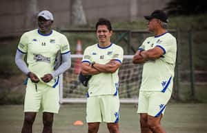 Hernán Torres (der.), acompañado de su cuerpo técnico en el Deportivo Cali, 'Lucho' Asprilla (izq.) como AT y el preparador físico Alejandro Guzmán.