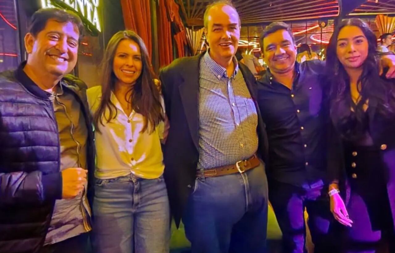 'Tuto' Camargo con sus compañeros de la emisora Tropicana.