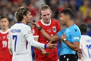 France's midfielder #07 Antoine Griezmann and Austria's defender #23 Patrick Wimmer speak with Spanish referee Jesus Gil Manzano during the UEFA Euro 2024 Group D football match between Austria and France at the Duesseldorf Arena in Duesseldorf on June 17, 2024. (Photo by PATRICIA DE MELO MOREIRA / AFP)