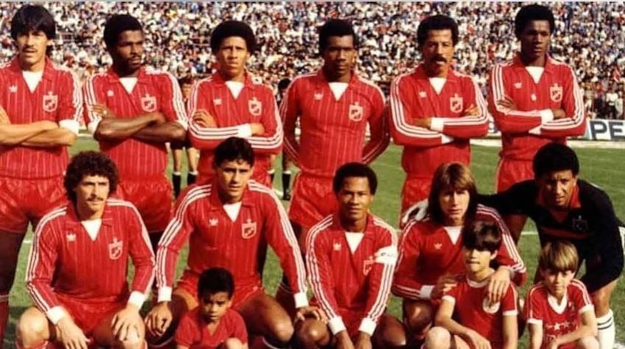 Pedro Sarmiento (abajo, primero de izquierda a derecha) con los colores del América de Cali en 1985.