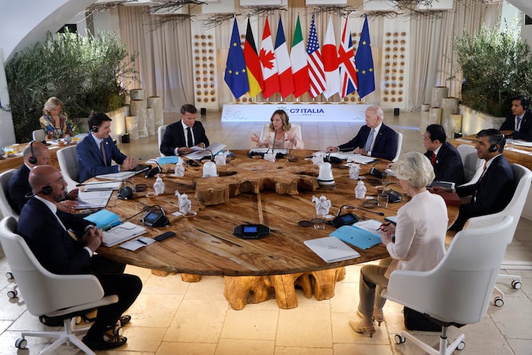 Los líderes de las naciones ricas del G7 se reúnen en el sur de Italia esta semana en un contexto de agitación política y global, y el aumento del apoyo a Ucrania ocupa un lugar destacado en la agenda.