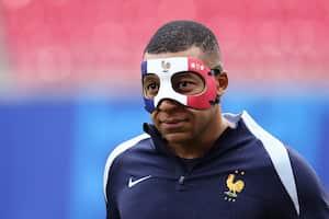 El delantero francés Kylian Mbappé, llegó con una mascara para participar en una sesión de entrenamiento con Francia, previo al juego de este viernes ante Países Bajos en la Eurocopa 2024. /Foto 
 FRANCK FIFE / AFP