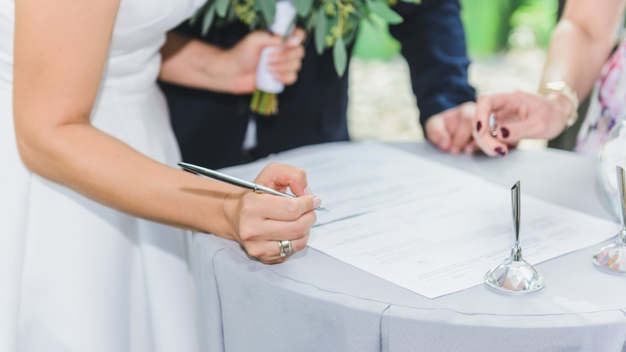 Conozca todos los trámites y gastos involucrados en el matrimonio civil, incluyendo los documentos que debe presentar y las tarifas que se deben pagar.