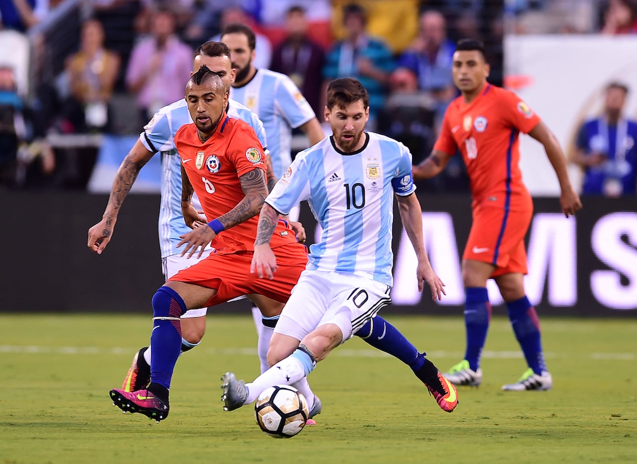 Casi calcado: Argentina y Chile disputaron la final de la Copa América 2016 el 26/6/2016 (un día después del enfrentamiento de este martes) en el mismo escenario donde se verán en este 2024: el MetLife Stadium.