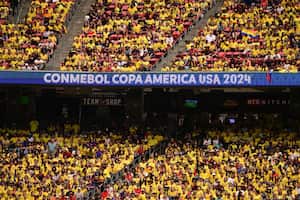 HOUSTON, TEXAS - 24 DE JUNIO: El tablero LED muestra el banner de la CONMEBOL Copa América de EE. UU. 2024 durante el partido del Grupo D de la CONMEBOL Copa América 2024 entre Colombia y Paraguay en el Estadio NRG el 24 de junio de 2024 en Houston, Texas. (Foto de Logan Riely/Getty Images)