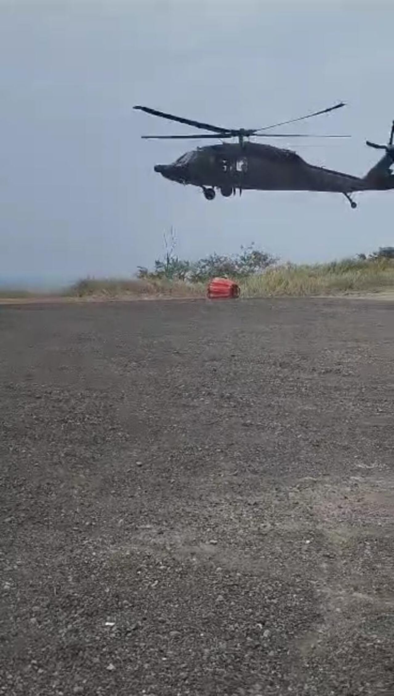 Un helicóptero de la Fuerza Aérea Colombiana está apoyando las labores de mitigación de las llamas.