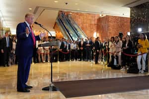 El expresidente Donald Trump habla durante una conferencia de prensa en la Torre Trump, el viernes 31 de mayo de 2024, en Nueva York.