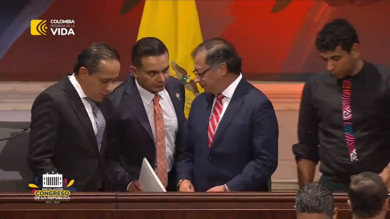 El presidente Gustavo petro saluda al presidente del Senado y de la Cámara.