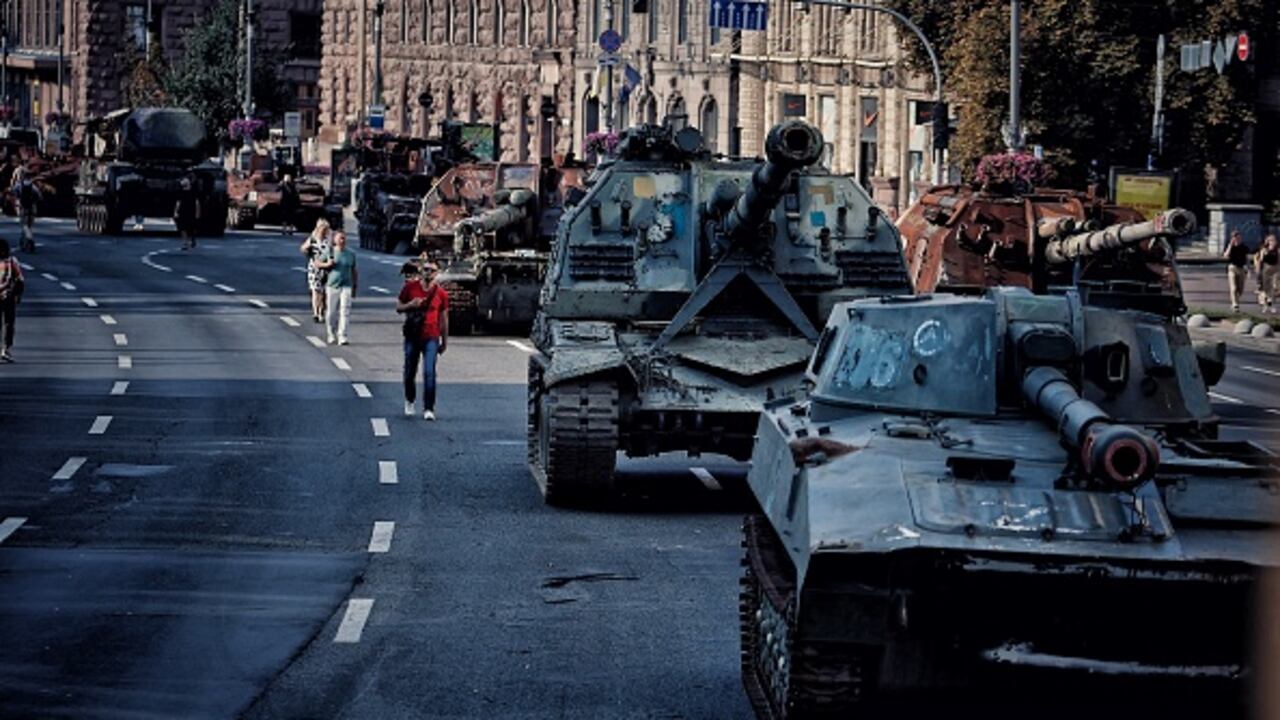 Dedicado al Día de la Independencia de Ucrania, una exposición de equipo militar ruso destruido comenzó a organizarse en la calle central de Kiev.