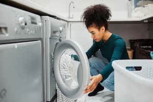 Mantener limpia su lavadora no solo garantiza ropa fresca, sino que también previene averías costosas. Descubra la frecuencia ideal de limpieza aquí.