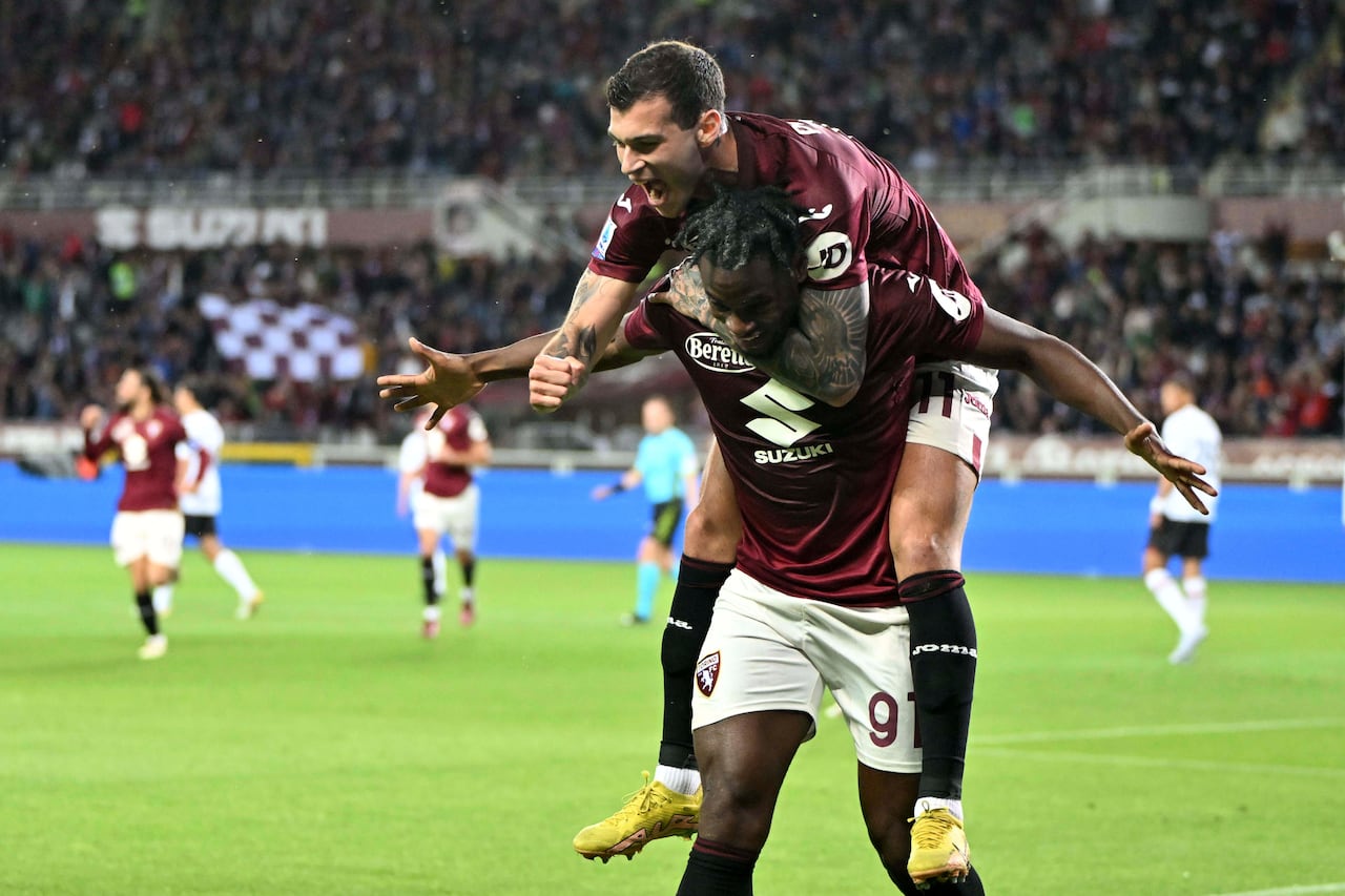 Duvan Zapata, de Torino, abajo, celebra después de marcar el gol de 1-0 para su equipo, durante el partido de fútbol de la Serie A entre Torino y AC Milan.