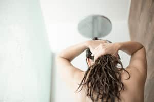 Lavarse el pelo mantiene la salud del cuero cabelludo.
