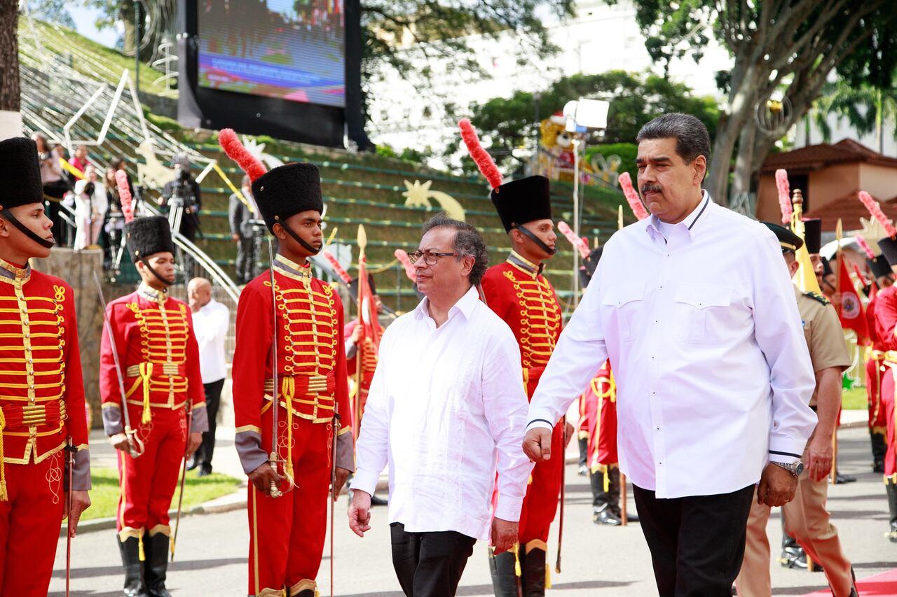 Los presidentes Gustavo Petro y Nicolás Maduro caminan por el Palacio de Miraflores.