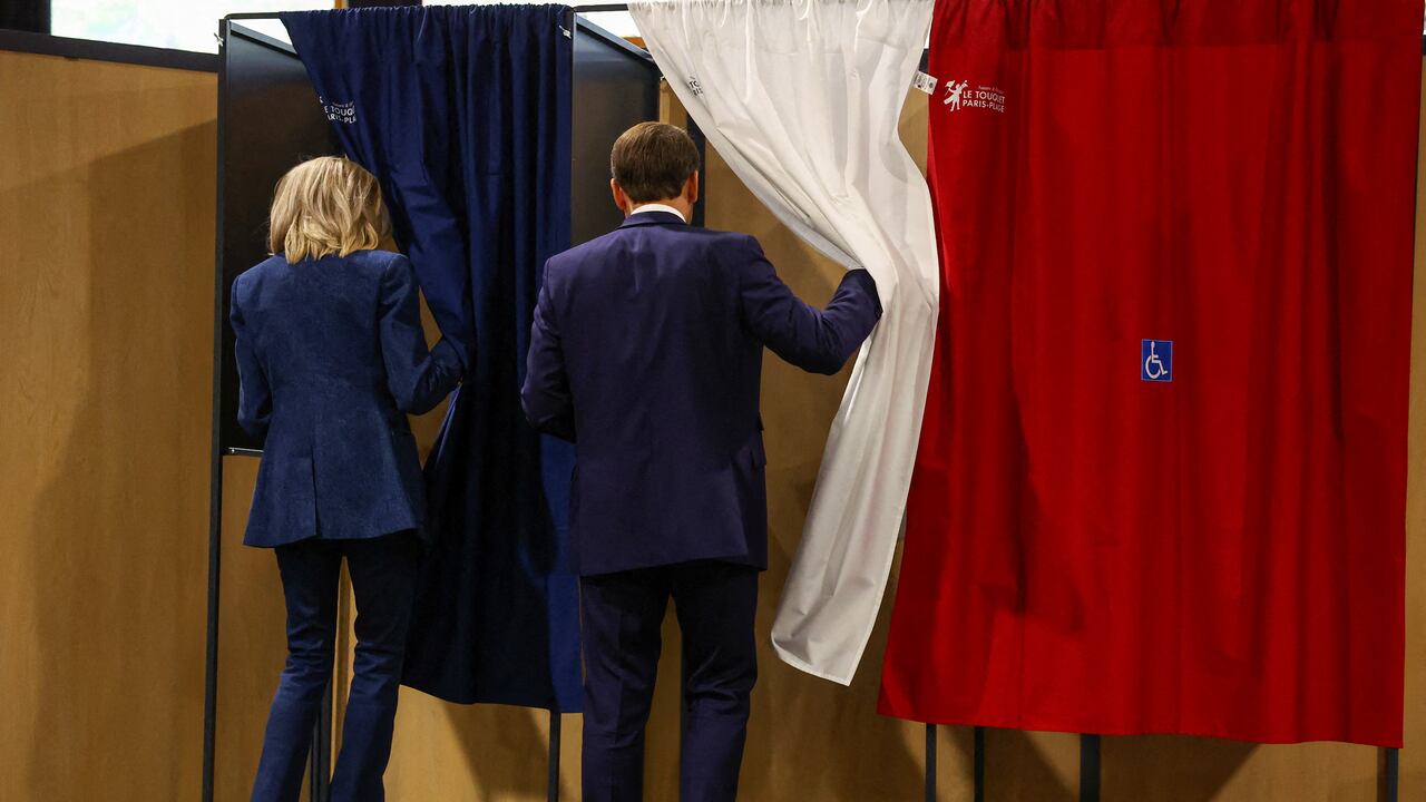 El presidente de Francia, Emmanuel Macron, se dispone a votar.