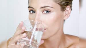 Tomar agua ayuda a tener más vitalidad y energía. Foto: Getty Images.