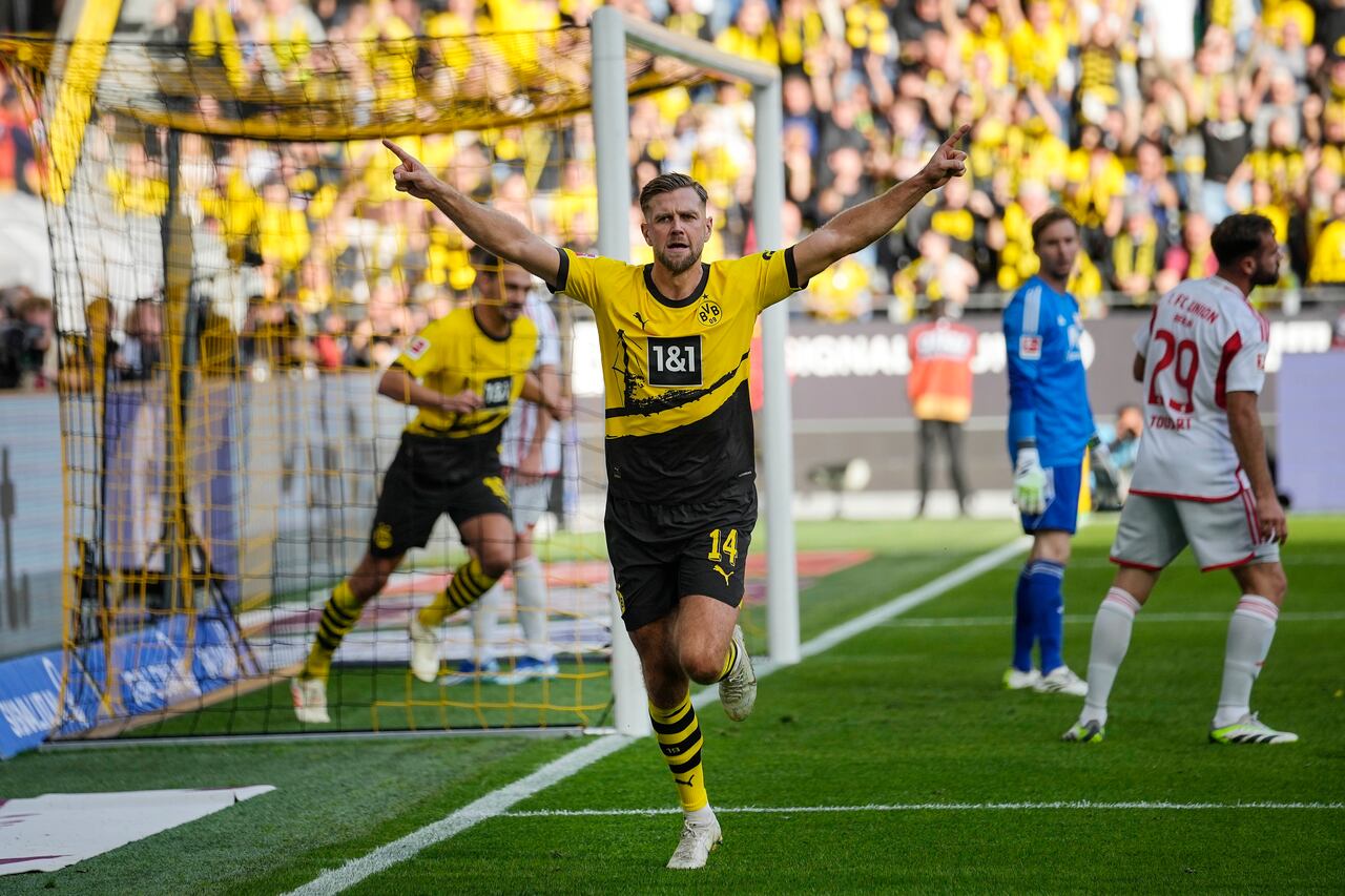 Niclas Fuellkrug del Borussia Dortmund celebra su segundo gol en el encuentro ante el Unión de Berlín en el encuentro de la Bundesliga el sábado 7 de octubre del 2023. (AP Foto/Martin Meissner)
