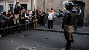 Un hombre le grita a un oficial de la policía militar durante un intento de golpe de Estado contra el gobierno del presidente boliviano Luis Arce por parte de unidades militares lideradas por el general Juan José Zúñiga, en La Paz, Bolivia, el 26 de junio de 2024.