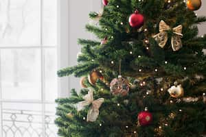 Hay ciertos objetos que pueden traer mala suerte si se colocan en el árbol de Navidad.