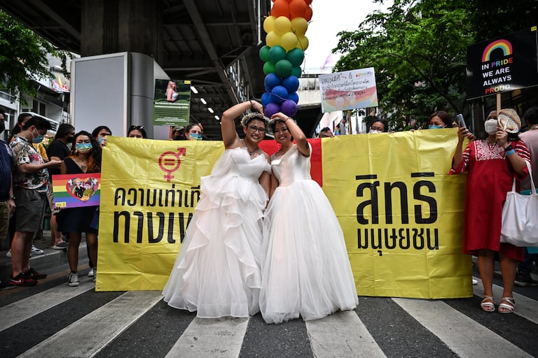 Miembros de la comunidad LGBTQ celebran frente al Parlamento tailandés después de la aprobación de la votación final del Senado sobre el proyecto de ley sobre matrimonio entre personas del mismo sexo en Bangkok el 18 de junio de 2024.