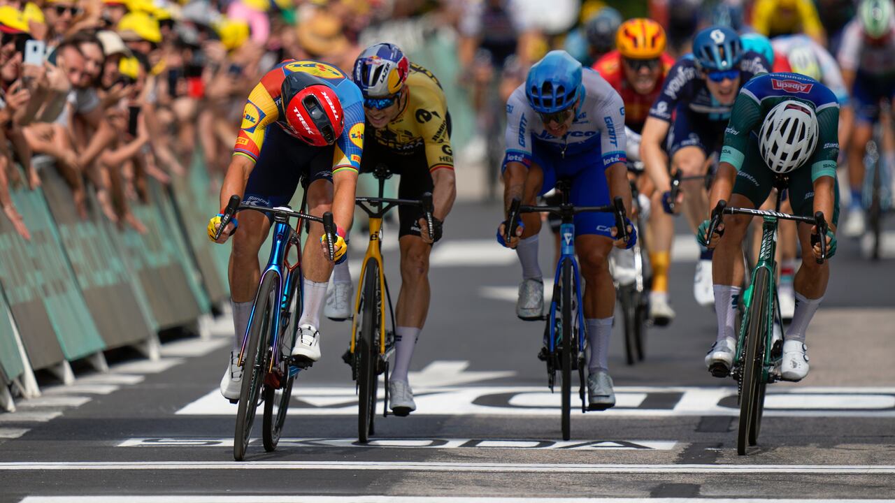 El danés Mads Pedersen, a la izquierda, corre por delante del belga Jasper Philipsen, a la derecha, para ganar durante la octava etapa de la carrera ciclista del Tour de Francia de más de 201 kilómetros (125 millas) con inicio en Libourne y final en Limoges, Francia, el sábado 8 de julio. , 2023. (Foto AP/Daniel Cole)