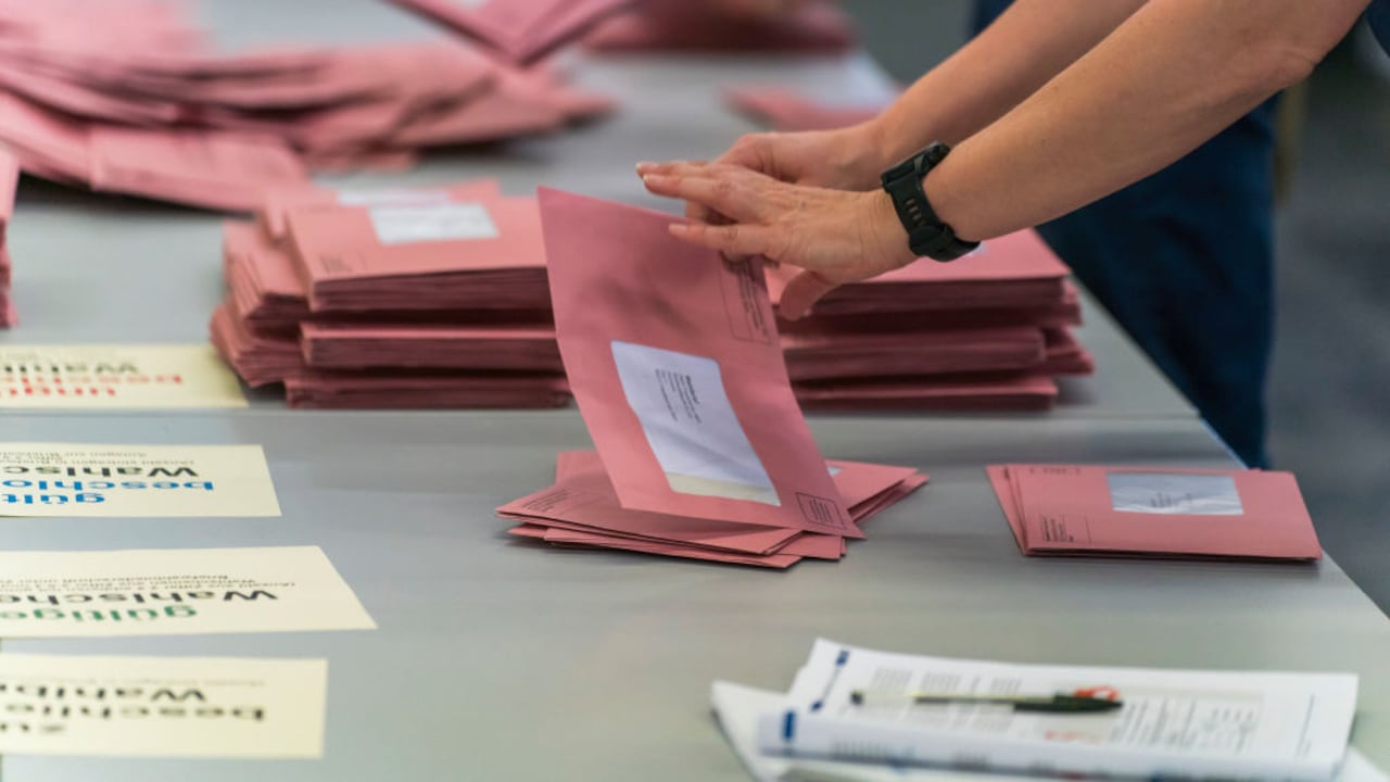 Se clasifican los sobres con votos postales. En el pabellón 1 de Messe Frankfurt, unos 1.200 trabajadores electorales cuentan de forma centralizada todos los votos por correo de la ciudad bancaria. A partir de las 15.00 horas se vaciarán las primeras urnas y se clasificarán los votos por correo.