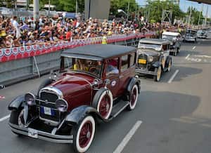 El desfile de Autos Clásicos y Antiguos incluyó este año la participación de 230 vehículos en un recorrido de nueve kilómetros.