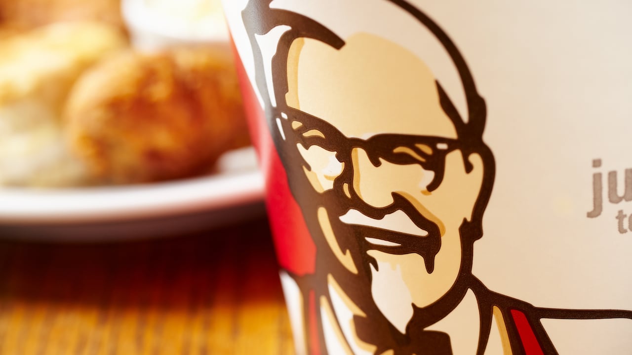 ¿Quiere impresionar a sus amigos y familiares con su habilidad culinaria? Sorpréndalos con un pollo apanado al estilo KFC hecho en casa que rivaliza con el sabor de la comida rápida.