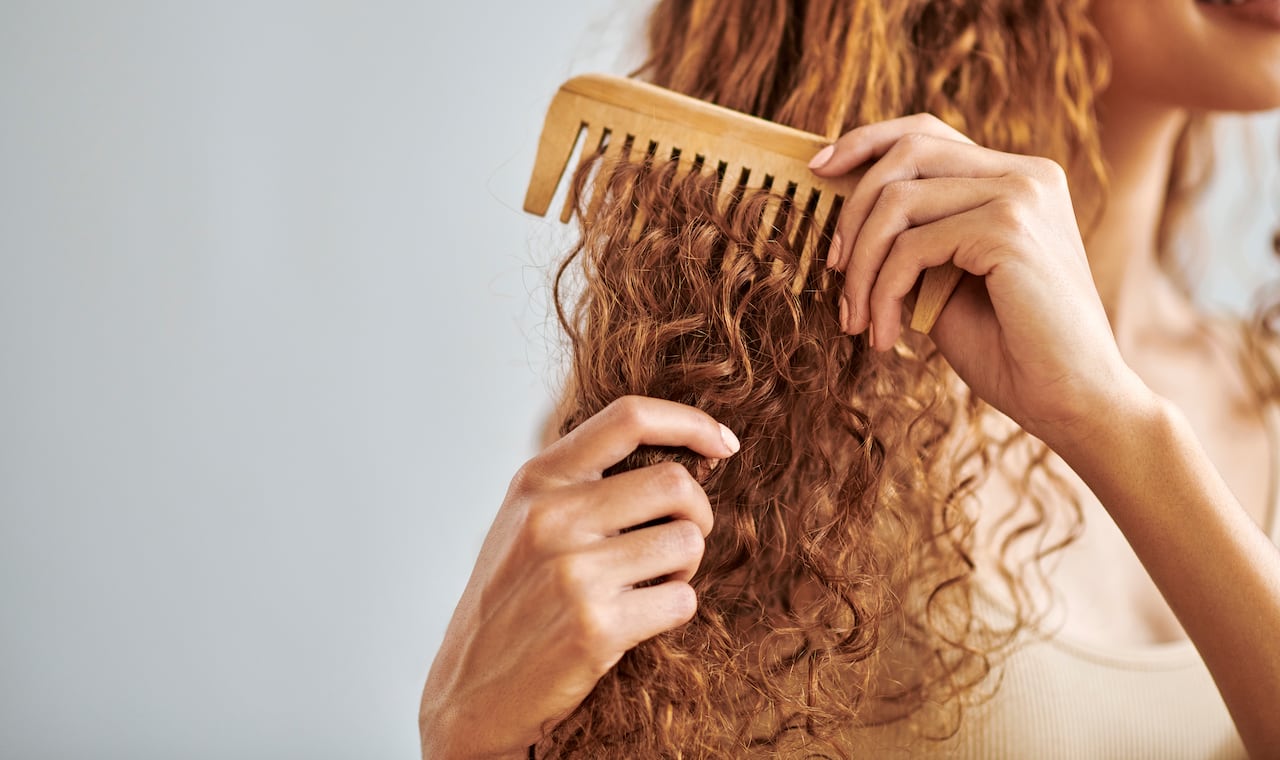 Al peinar el cabello crespo se puede esponjar.