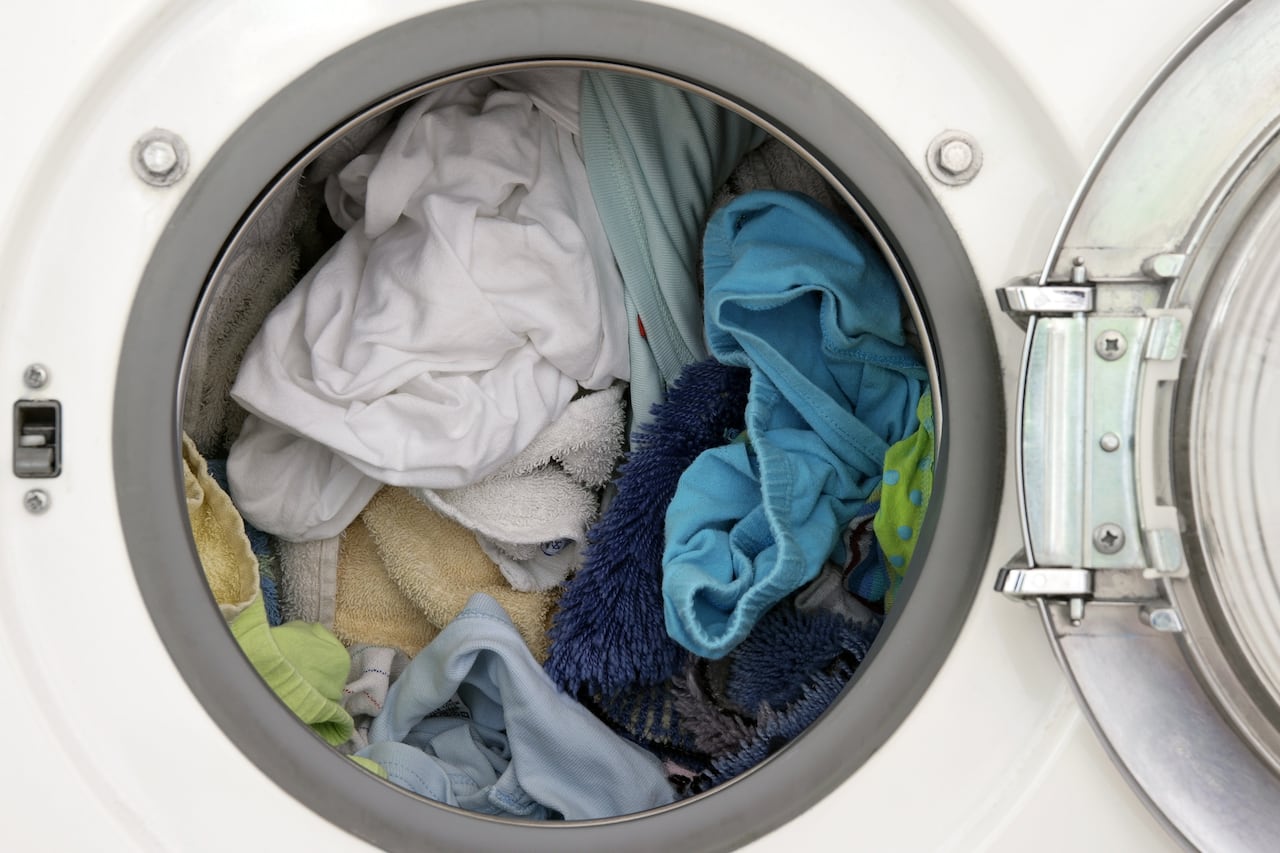La sobrecarga de la lavadora puede afectar significativamente la calidad del lavado y el estado de la ropa, según expertos en el campo.