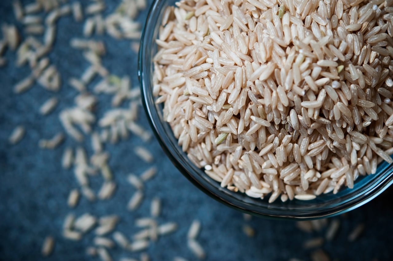 El arroz integral necesita un tiempo específico de remojo para alcanzar la suavidad deseada. Este artículo proporciona una guía detallada sobre el tiempo recomendado de remojo.