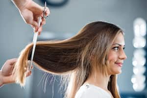 En busca de un cabello radiante y saludable, muchos se preguntan sobre la frecuencia ideal para el despunte capilar.