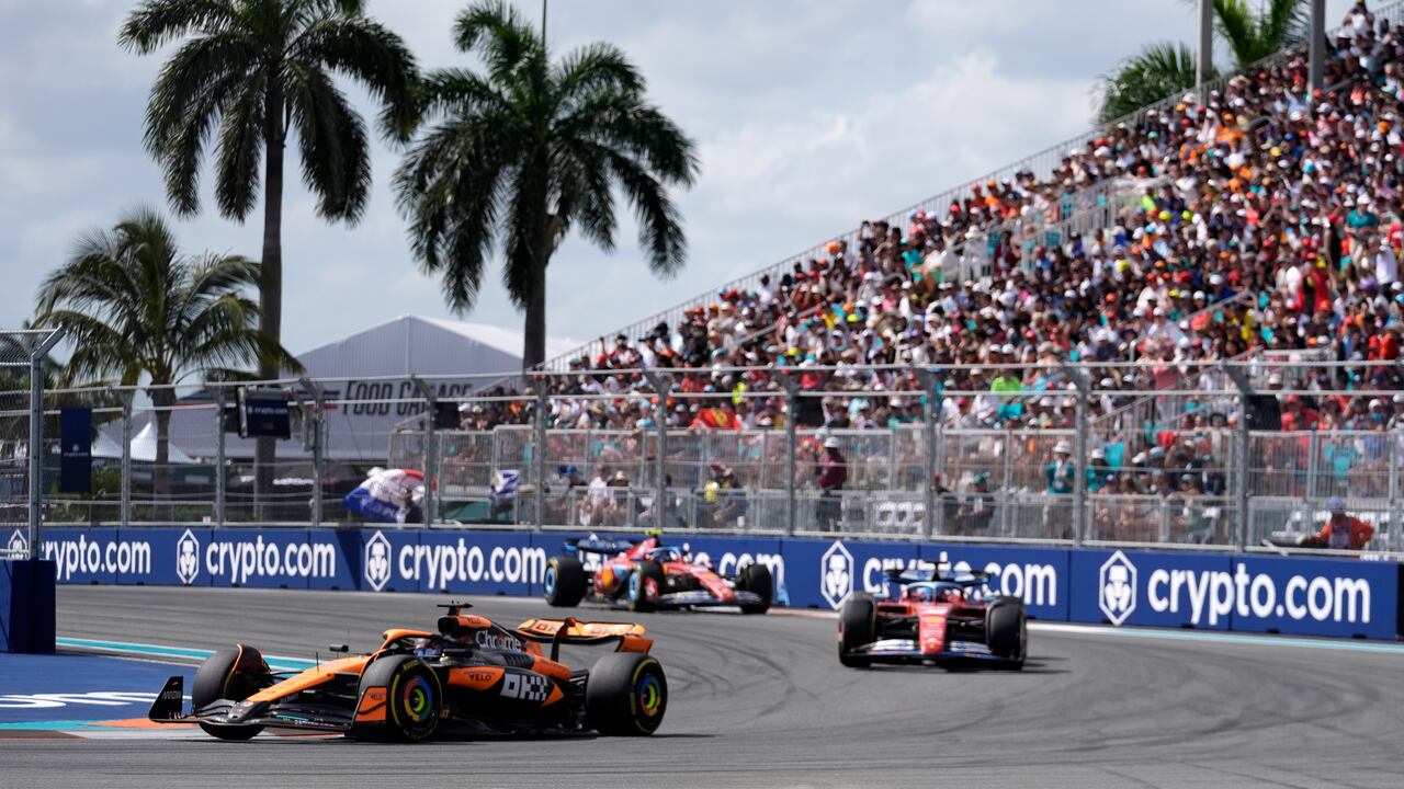 El piloto de McLaren Oscar Piastri, izquierda, de Australia, conduce su auto durante la carrera automovilística del Gran Premio de Fórmula Uno de Miami el domingo 5 de mayo de 2024, en Miami Gardens, Florida (Foto AP/Rebecca Blackwell)