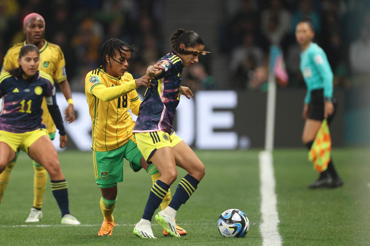 Jamaica's Trudi Carter, and Colombia's Carolina Arias vie for the ball during the Women's World Cup round of 16 soccer match between Jamaica and Colombia in Melbourne, Australia, Tuesday, Aug. 8, 2023. (AP Photo/Hamish Blair)