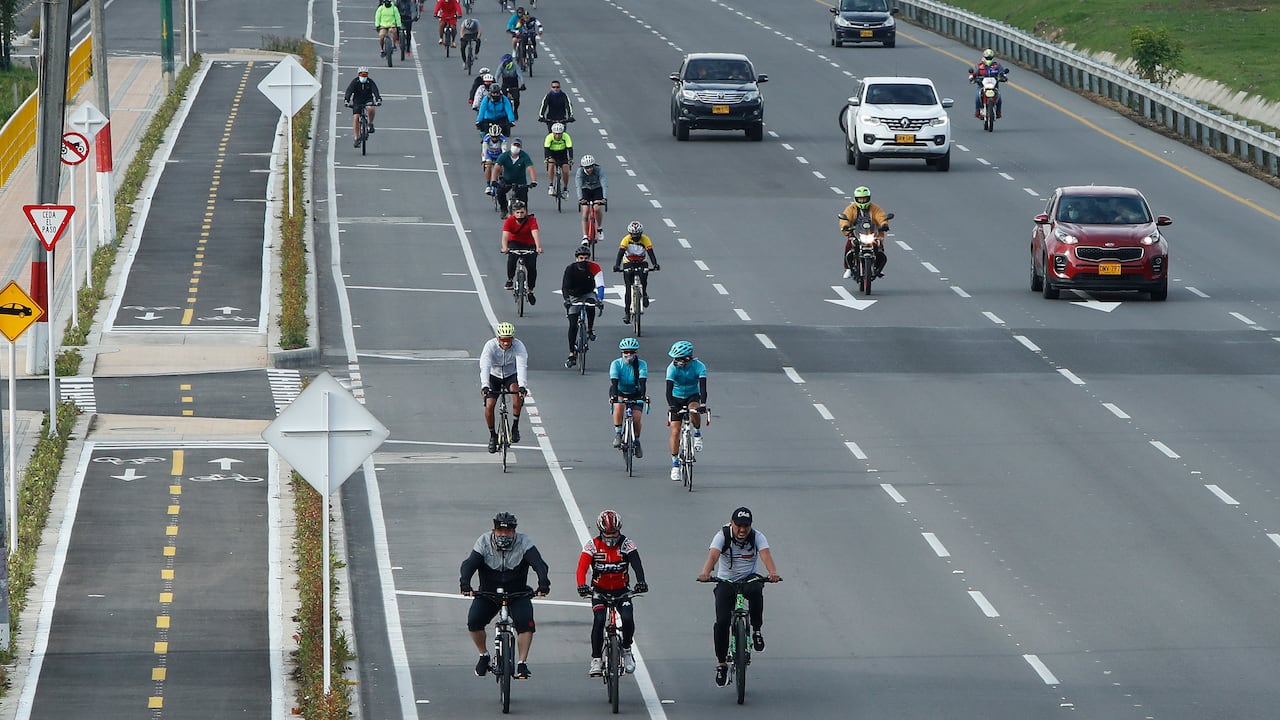 Ciclistas en las vías de Bogotá