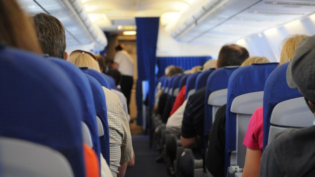 Si bien estos objetos o lugares en el avión están generalmente sucios, no representan un riesgo significativo para la salud de los pasajeros.