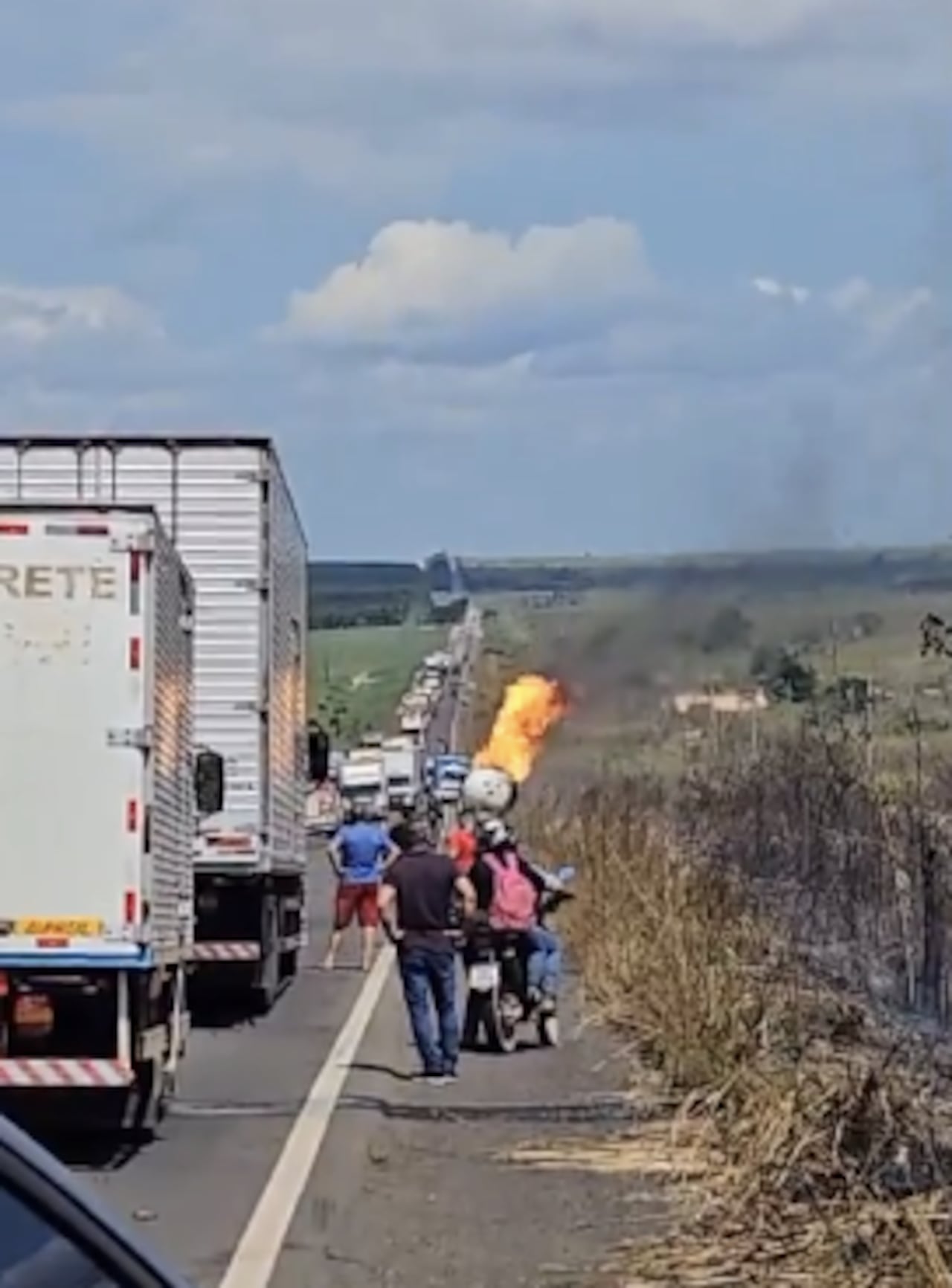 Una fila de vehículos y varias personas que contemplaban el vehículo en llamas tuvieron que correr tras la detonación.