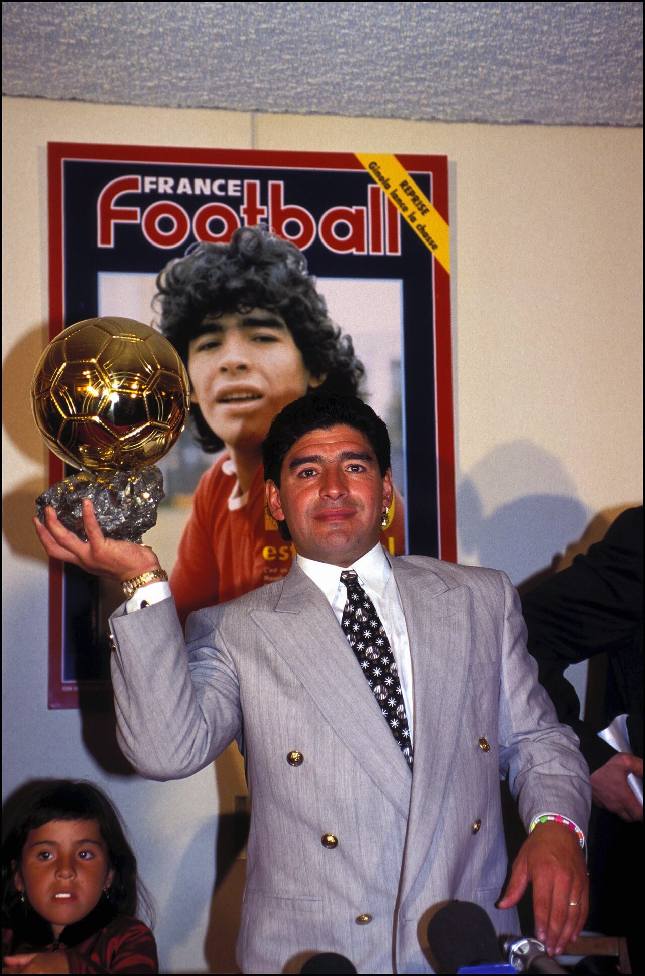 Maradona recibe un Balón de Oro honorífico en 1995 por parte de France Football.
