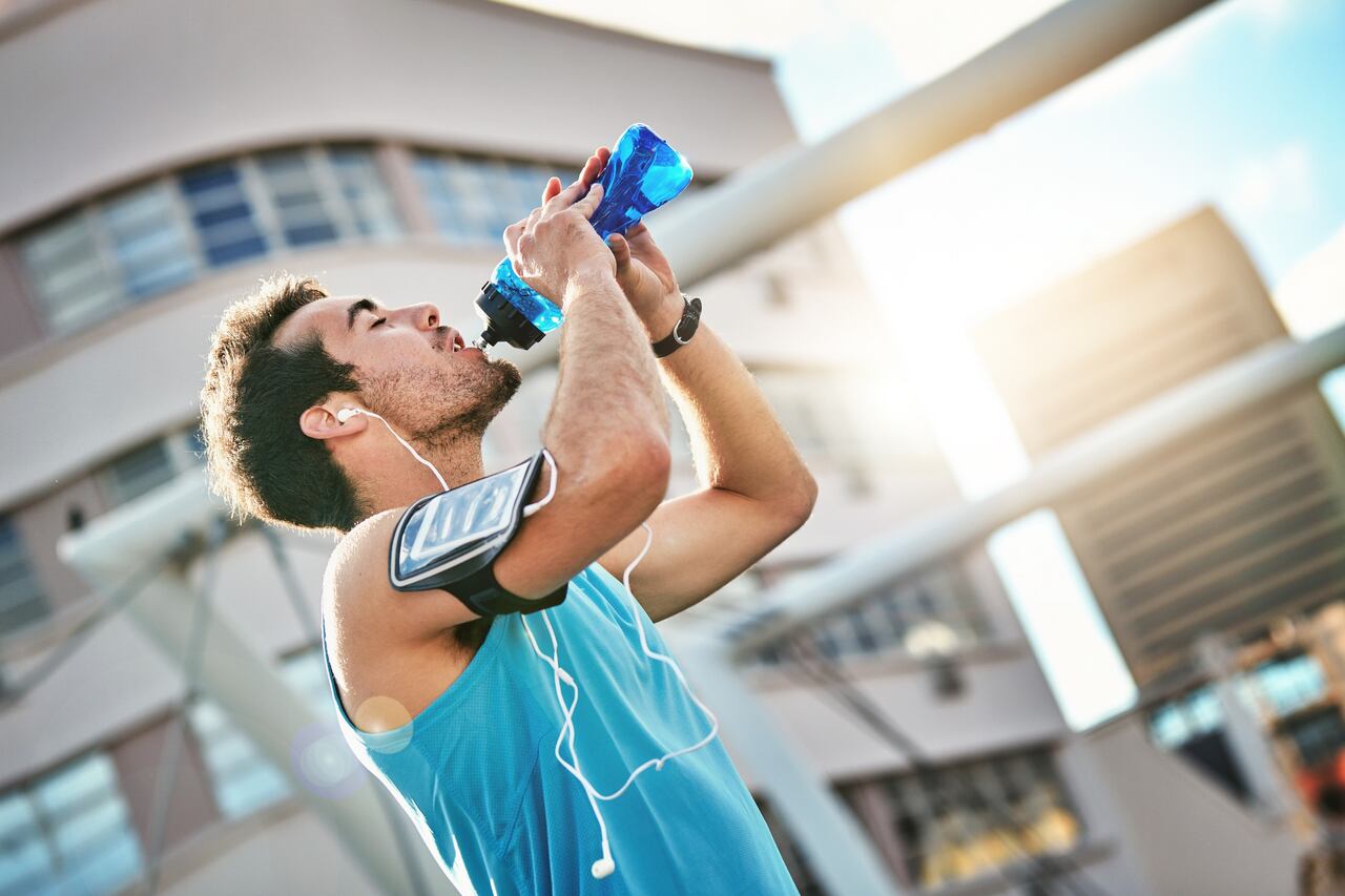 Durante el ejercicio es necesario hidratarse para recuperar sales y electrolitos.