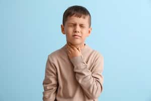 Aunque una infección respiratoria suele ser una patología común de rápida recuperación, es importante tener en cuenta que en niños, personas mayores de 60 años  y/o individuos con enfermedades crónicas pueden desarrollar complicaciones más serias.