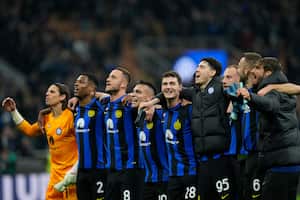 Los jugadores del Inter de Milán celebran al final de un partido de fútbol de la Serie A entre el Inter de Milán y la Juventus, en Milán, Italia, el domingo 4 de febrero de 2024. (Foto AP/Antonio Calanni)
