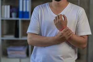 La rizartrosis suele inflamar la articulación del dedo gordo.