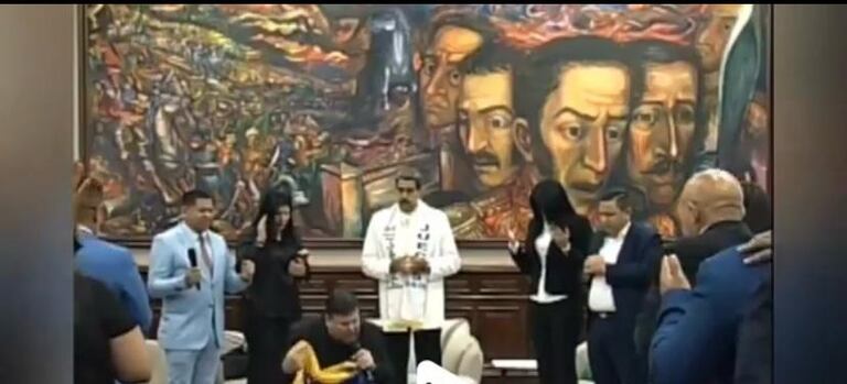 Nicolás Maduro y un grupo de pastores cristianos se reunieron en el Palacio de Miraflores para orar y perdir perdón a Dios.

Foto tomada de X