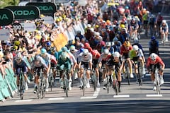 Imagen del sprint final este jueves en el Tour de Francia, donde Dylan Groenewegen se quedó con la victoria.