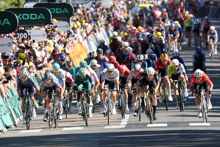 Imagen del sprint final este jueves en el Tour de Francia, donde Dylan Groenewegen se quedó con la victoria.