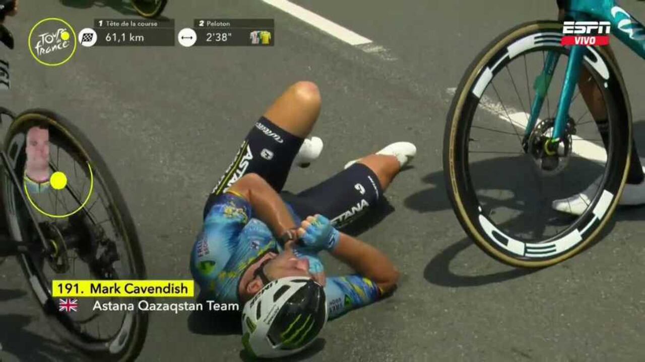 Imagen de la caída de Mark Cavendish en la etapa 8 del Tour de Francia 2023.