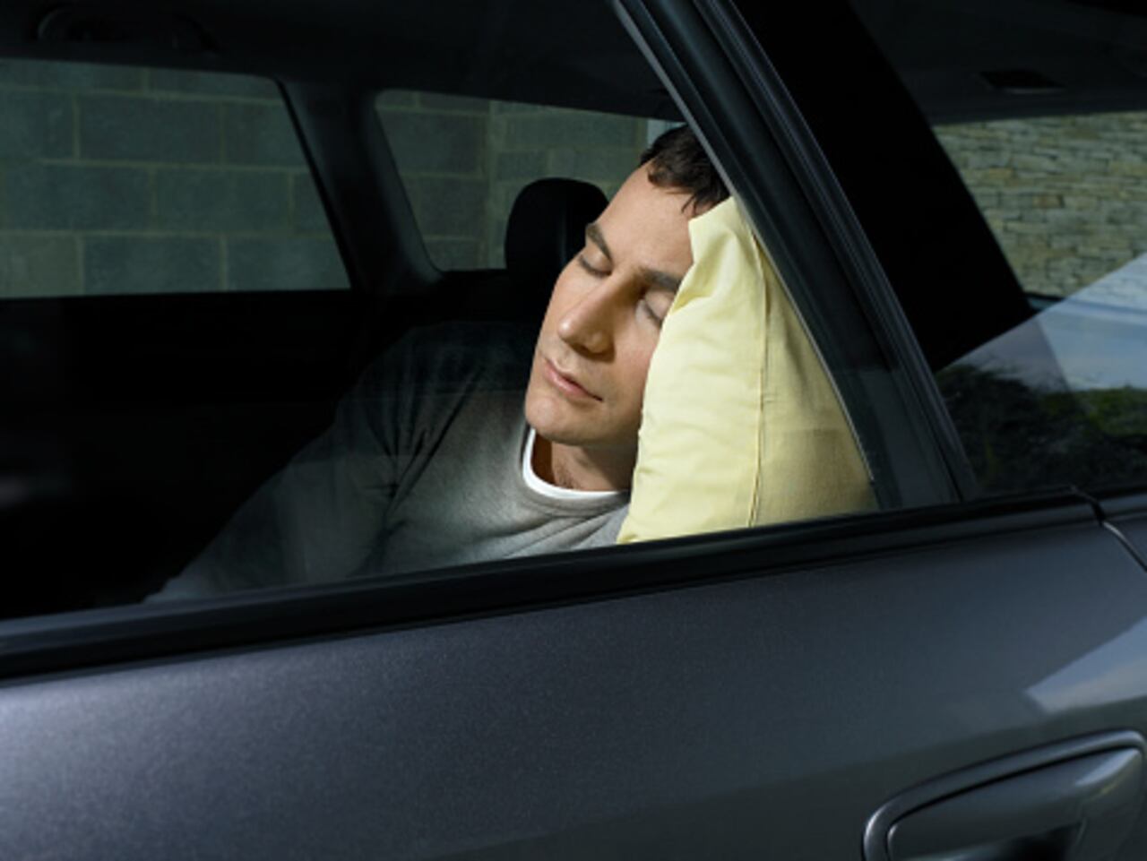 Dormir en un automóvil con las ventanas cerradas puede presentar una serie de riesgos para la salud y la seguridad.