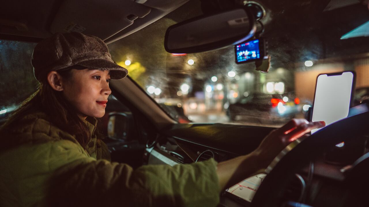 En la interminable competencia por el dominio de la navegación en automóvil, Waze y Google Maps emergen como pesos pesados con estrategias únicas para conquistar a los conductores.