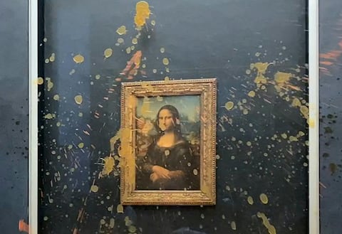El 28 de enero de 2024, dos manifestantes arrojaron sopa contra el cristal blindado que protege la "Mona Lisa" de Leonardo da Vinci en París, exigiendo el derecho a una "alimentación sana y sostenible", afirmó un periodista de la AFP.